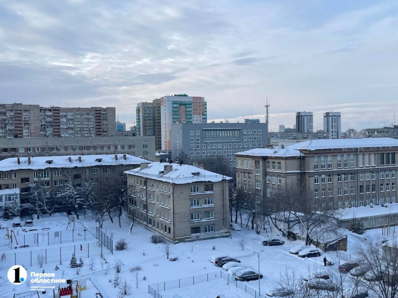 В Челябинске после метели возникла опасность схода снега с крыш
