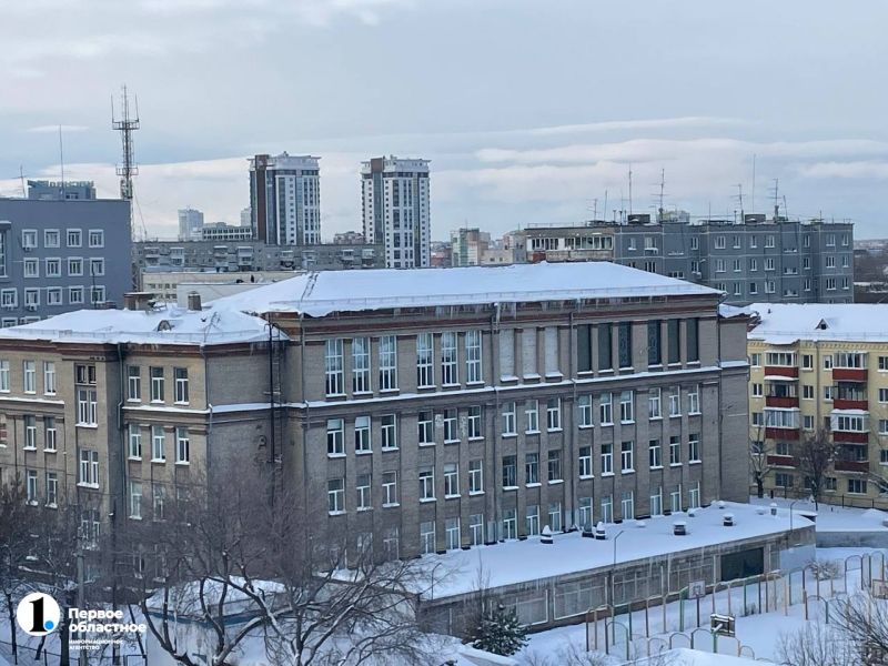 В Челябинске после метели возникла опасность схода снега с крыш