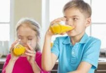 Эксперты сказали, до какого возраста детям нельзя давать сок