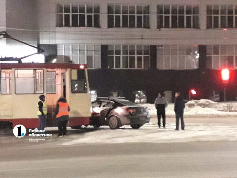 В Челябинске трамвай протаранил легковушку