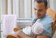 Ученые советуют брать ребенка на руки, когда он плачет