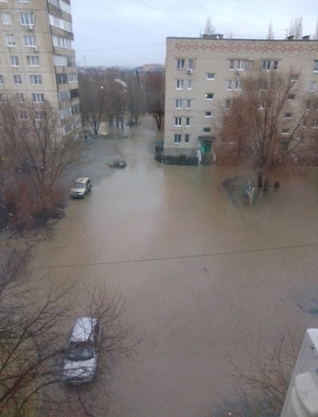 Специалисты МЧС России круглосуточно устраняют последствия паводка и спасают людей