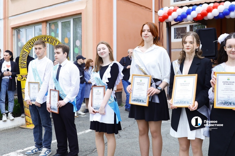 В школах Челябинска прозвенел последний звонок для выпускников