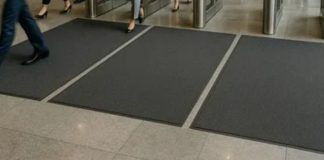 Безопасный каблук и сухие брюки: гайд по выживанию в офисе в сезон дождей