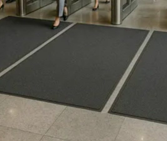 Безопасный каблук и сухие брюки: гайд по выживанию в офисе в сезон дождей