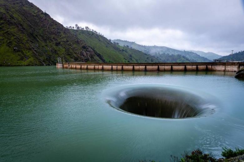 «Черная дыра» озера Берриесса: почему гигантская воронка появляется все чаще