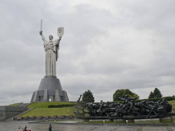 
Монумент «Родина-мать» в Киеве остался без советского герба: почему на его место установили трезубец                