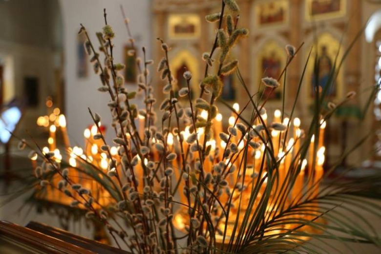 
Разрешает ли церковь в Вербное воскресенье убирать на кладбище                