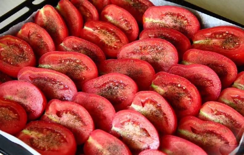 
Шеф-повар Алекс Якутов рассказал, как завялить томаты всего за один день                