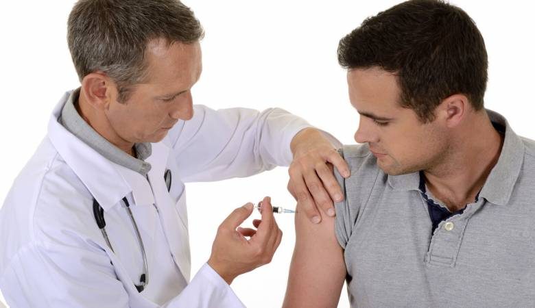 
Сильные боли в руке после вакцинирования от COVID-19: что говорят врачи                