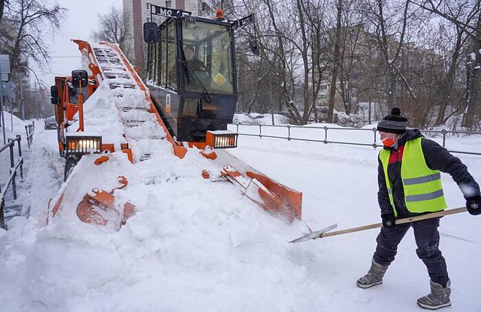 Во дворе не чистят снег: куда обращаться москвичам