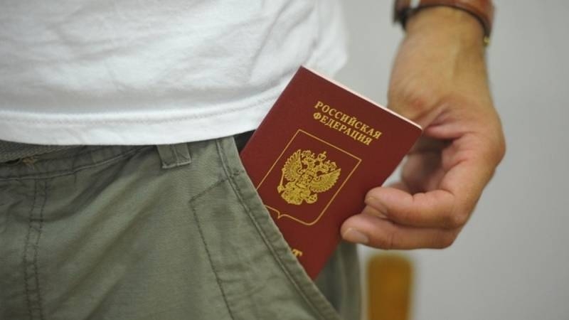 
Выдача загранпаспорта нового образца в России приостановлена: в какие страны россиян без него не пустят                